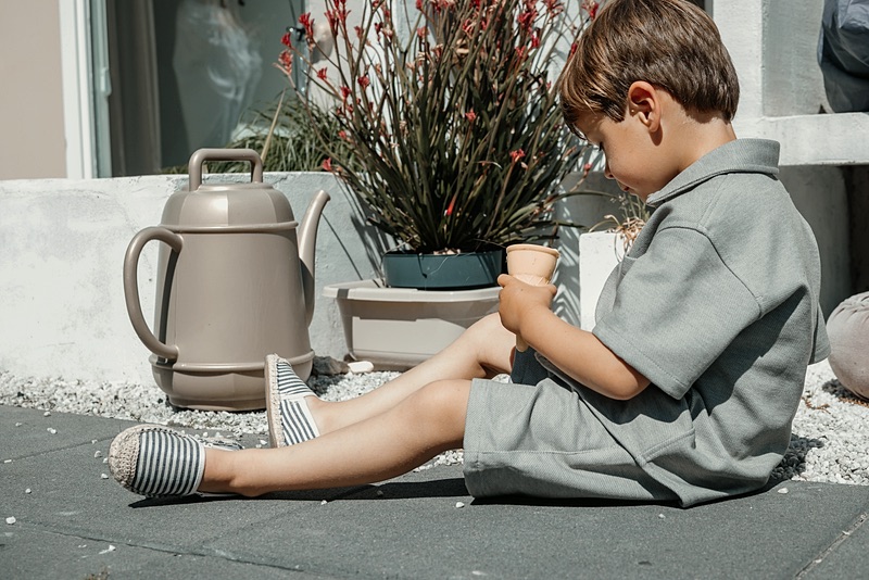 Jongen speelt buiten bij de deur