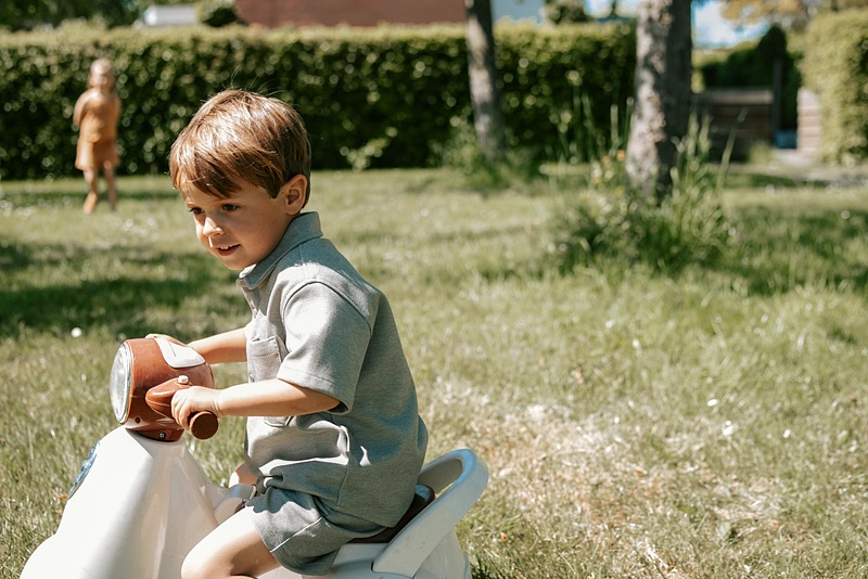 Jongen speelt in de tuin