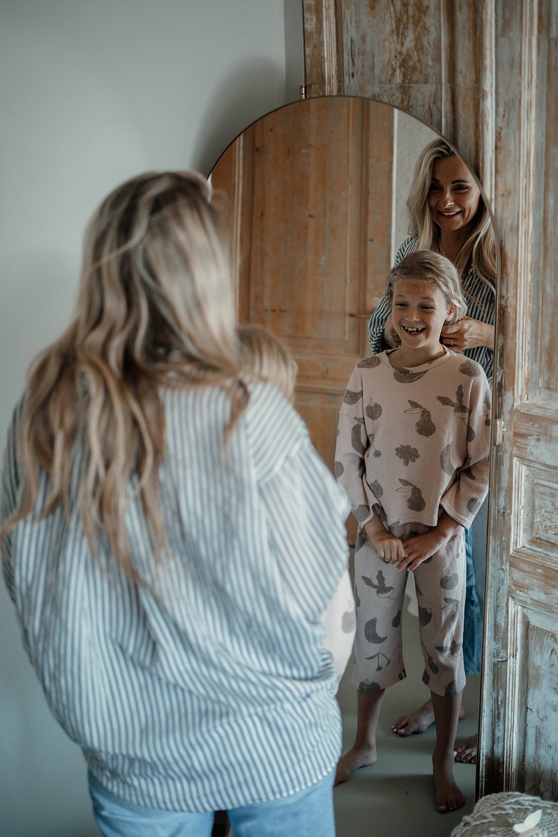 Nanny en een meisje voor de spiegel