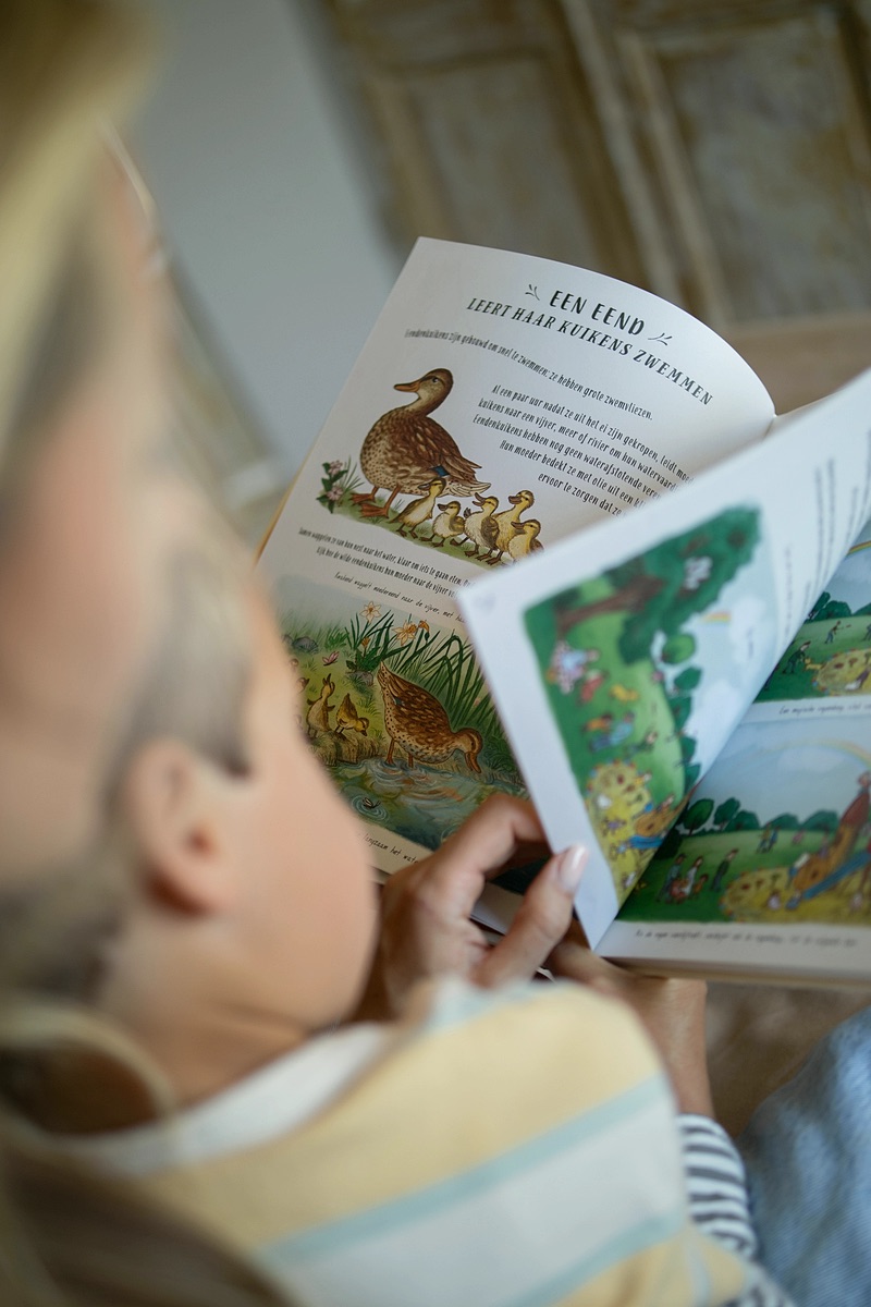 Nanny leest voor uit een prentenboek