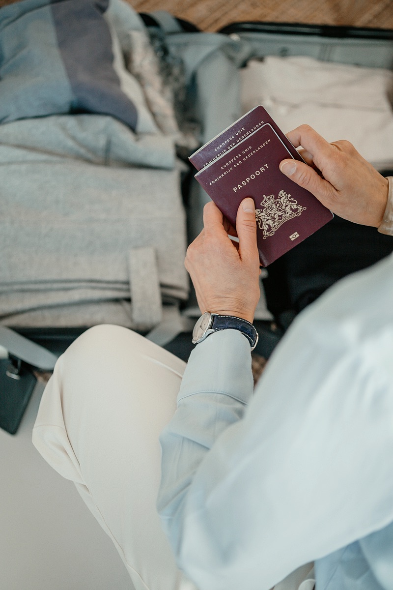 Paspoorten worden klaargelegd bij de bagage