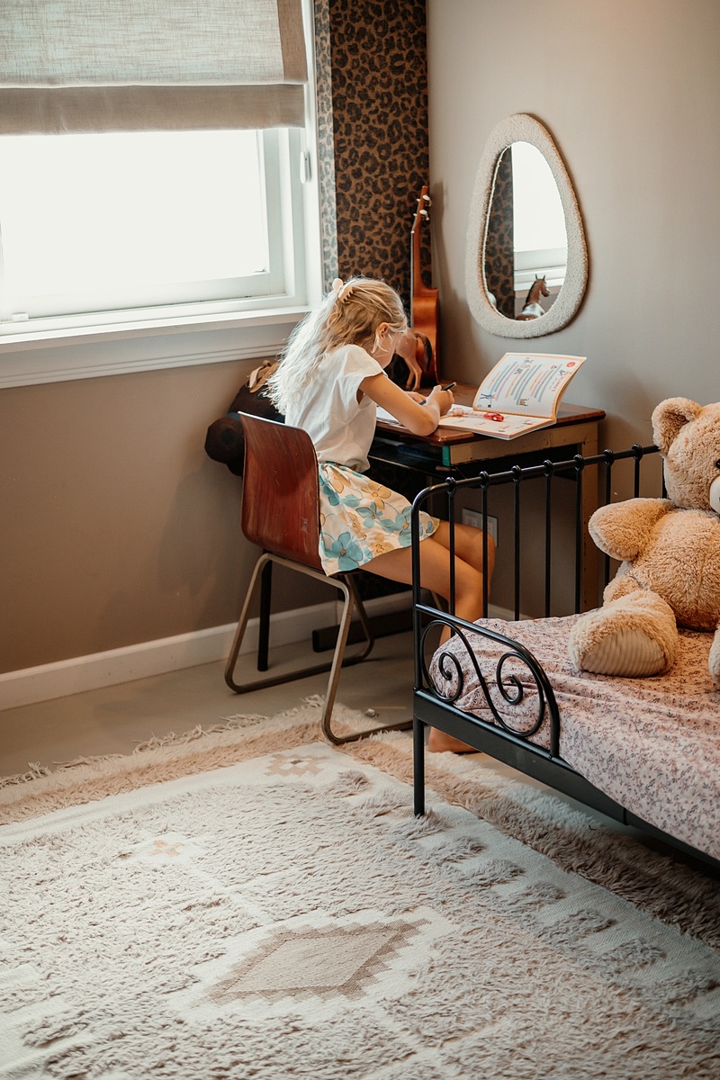 Een rustig ingerichte kinderkamer